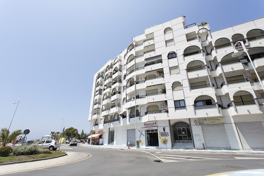 Edificio de viviendas con balcones en arco en la Avenida del Mediterráneo, en Almuñécar
